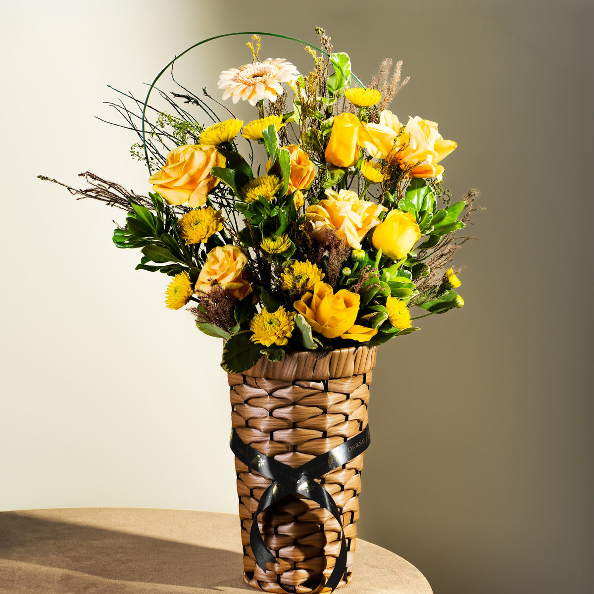 ذهبية المساء - تنسيق زهور دافئ بدرجات الأصفر والذهبي